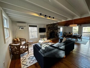 Smart TV, chimenea, libros y estéreo 