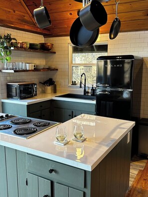 Refrigerador, microondas, horno y parrilla de estufa 