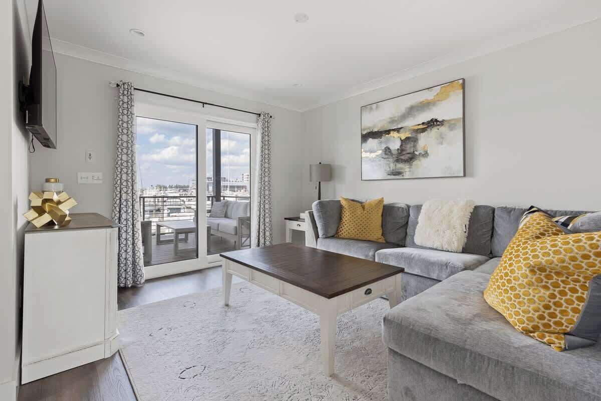 Una sala de estar moderna con un sofá, una mesa de centro y un televisor.