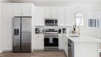 Geladeira, micro-ondas, fogão, cooktop