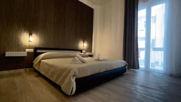 Habitación superior, 1 habitación, vistas al patio | Ropa de cama de alta calidad, edredones de plumas, minibar y escritorio