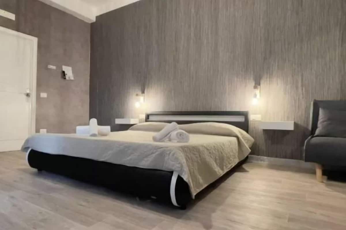 Hochwertige Bettwaren, Daunenbettdecken, Minibar, Schreibtisch