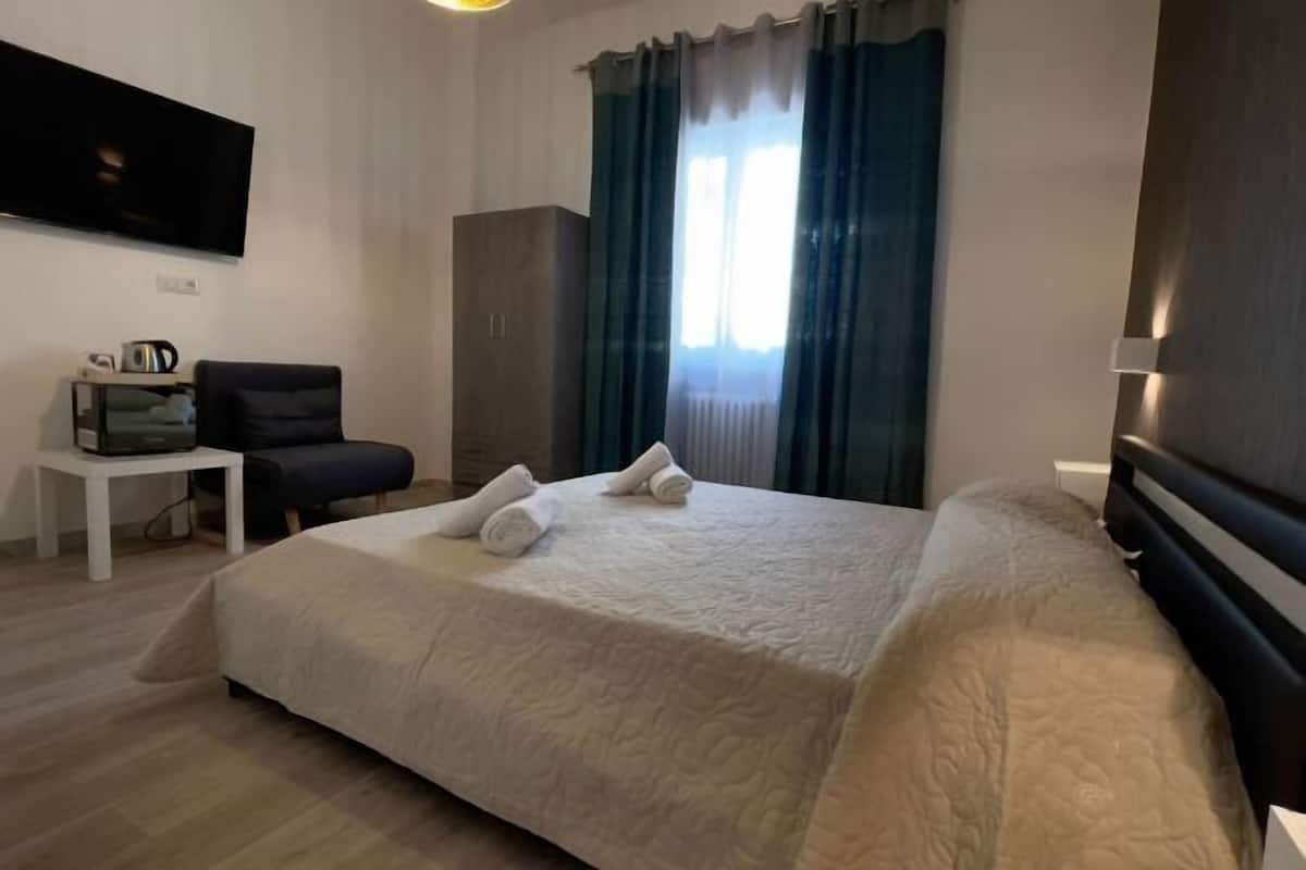 Hochwertige Bettwaren, Daunenbettdecken, Minibar, Schreibtisch