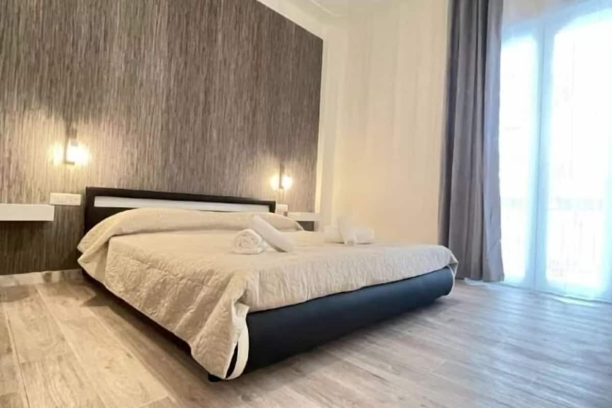 Hochwertige Bettwaren, Daunenbettdecken, Minibar, Schreibtisch