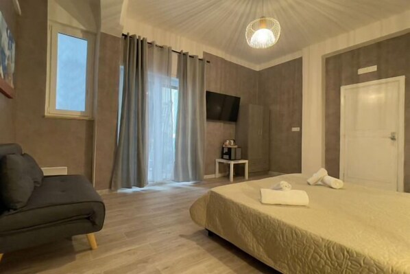 高級寢具、羽絨被、迷你吧、書桌