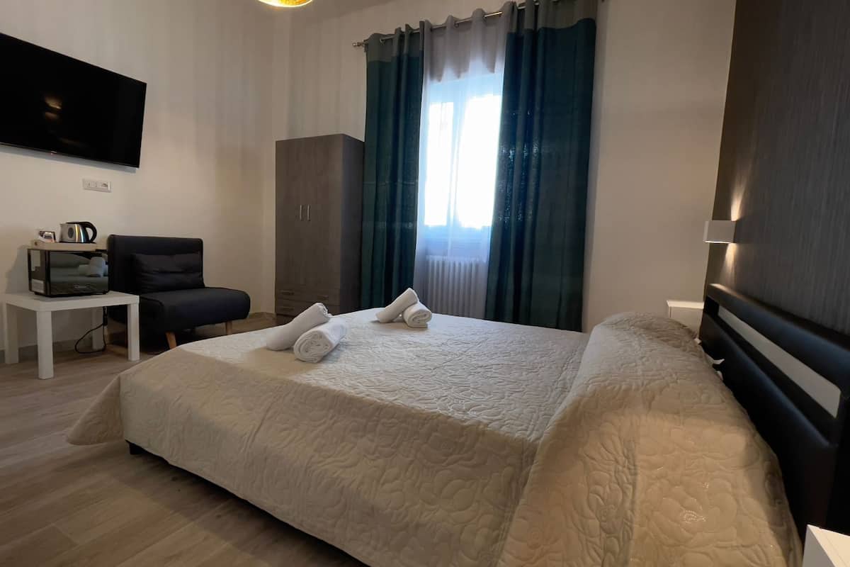 Classic-rum - 1 sovrum - privat badrum - utsikt mot innergården | Sängtillbehör av högsta kvalitet, duntäcken, minibar och skrivbord
