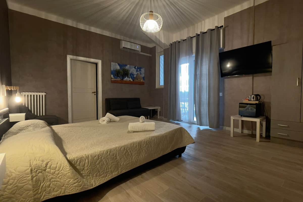 Deluxe-rum - 1 sovrum - balkong - utsikt mot innergården | Sängtillbehör av högsta kvalitet, duntäcken, minibar och skrivbord