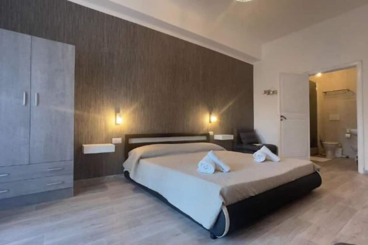 Hochwertige Bettwaren, Daunenbettdecken, Minibar, Schreibtisch