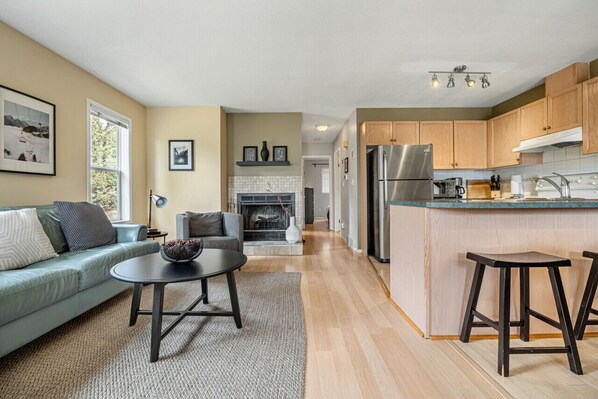 TV connectée, cheminée, livres