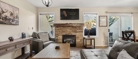 Smart TV, chimenea, videojuegos y futbolito