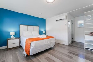 1 bedroom, desk, iron/ironing board, travel cot - Awesome 1/1 Bedroom Steps away from the beach (Hollywood)