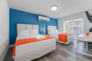 1 soverom, skrivebord, strykejern/-brett og reiseseng for barn