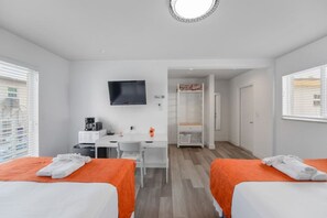 1 habitación, escritorio, tabla de planchar con plancha y cuna de viaje 