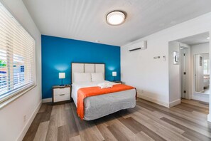 1 dormitorio, escritorio, tabla de planchar con plancha y cuna de viaje
