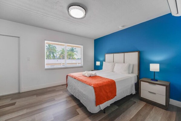 1 habitación, escritorio, tabla de planchar con plancha y cuna de viaje 