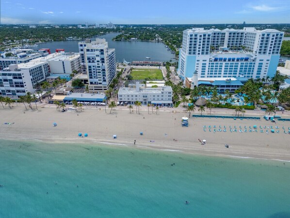 Beach nearby, beach towels - MARINER M32 NK · Lovely 1/1 Bedroom w/pool steps from the Beach (Hollywood)