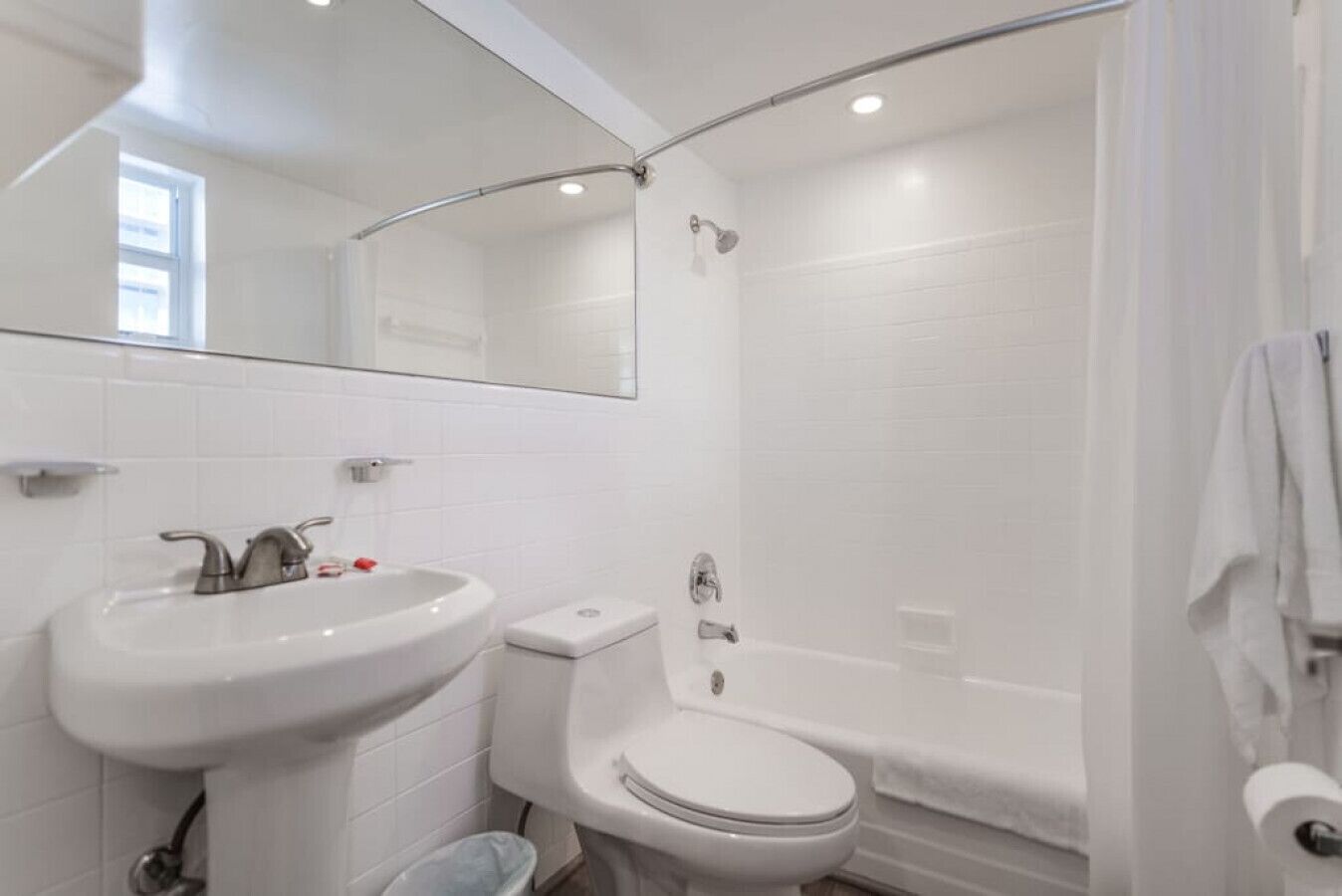 Sèche-cheveux, serviettes fournies, savon, shampoing