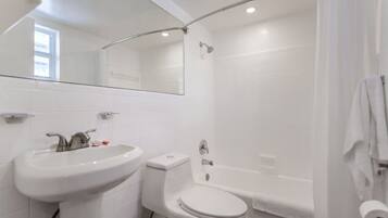 Sèche-cheveux, serviettes fournies, savon, shampoing