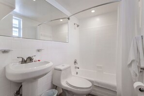 Sèche-cheveux, serviettes fournies, savon, shampoing