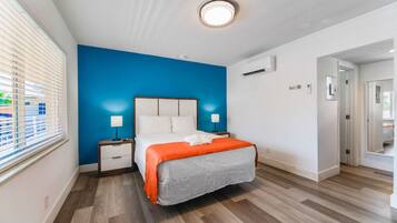 1 chambre, bureau, fer et planche à repasser, lit parapluie