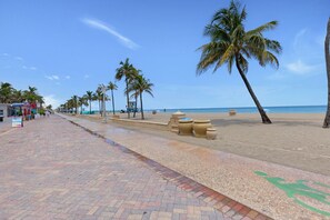 Playa en los alrededores y toallas de playa 