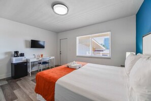 1 chambre, bureau, fer et planche à repasser, lit parapluie