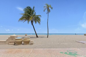 Playa en los alrededores y toallas de playa 
