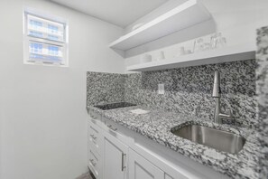 Frigorifero, microonde, piano cottura, macchina per tè/caffè