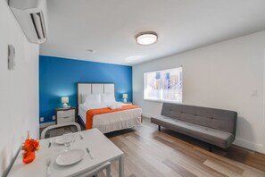 1 habitación, tabla de planchar con plancha y cuna de viaje 