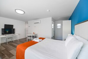 1 habitación, tabla de planchar con plancha y cuna de viaje