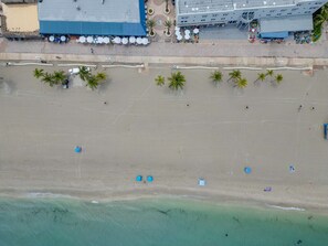 Playa en los alrededores y toallas de playa 