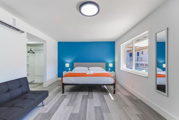 1 habitación, tabla de planchar con plancha y cuna de viaje 