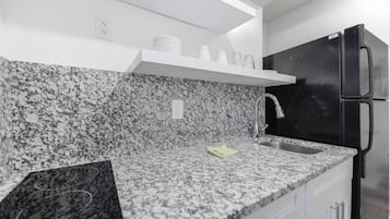 Réfrigérateur, micro-ondes, plaque de cuisson, cafetière/bouilloire