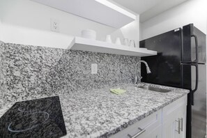 Fridge, microwave, stovetop, coffee/tea maker - MARINER M25 · Cozy 1/1 Bedroom Steps away from the beach! (Hollywood)