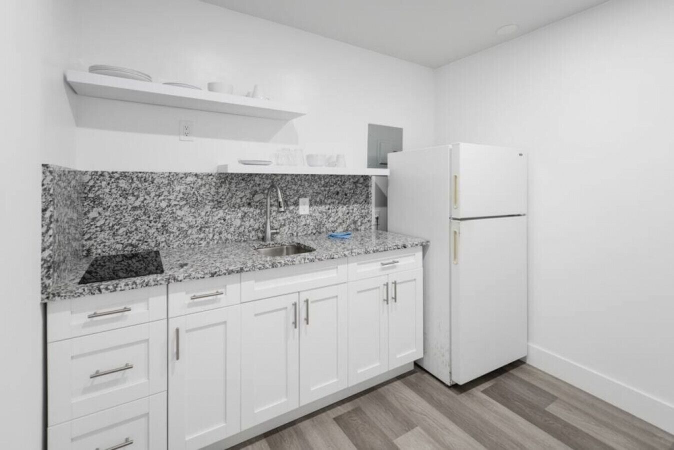 Mikrobølgeovn, kokeplater, kaffetrakter/tekoker og brødrister