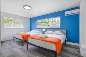 1 chambre, bureau, fer et planche à repasser, lit parapluie