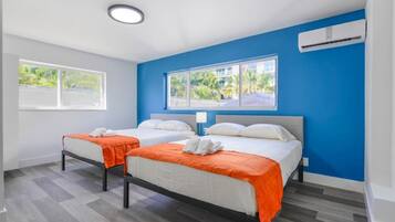 1 soverom, skrivebord, strykejern/-brett og reiseseng for barn