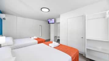 1 soverom, skrivebord, strykejern/-brett og reiseseng for barn