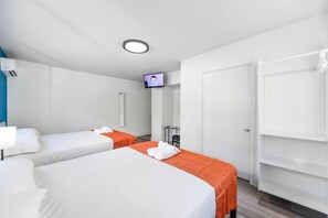 1 habitación, escritorio, tabla de planchar con plancha y cuna de viaje 