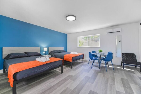 1 makuuhuone, työpöytä, silitysrauta/-lauta, vauvan matkasänky