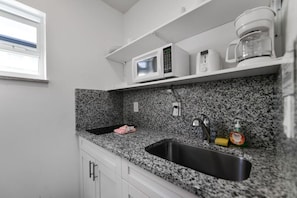 Micro-ondas, cooktop, cafeteira/chaleira, torradeira