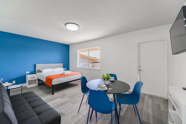 1 makuuhuone, työpöytä, silitysrauta/-lauta, vauvan matkasänky