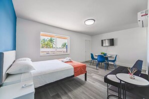 1 habitación, escritorio, tabla de planchar con plancha y cuna de viaje 