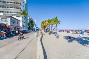 Playa en los alrededores y toallas de playa 