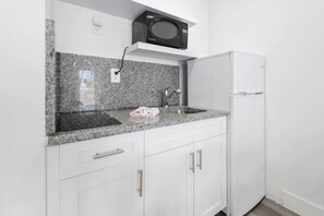 Microondas, parrilla de estufa, cafetera y tetera y tostadora 