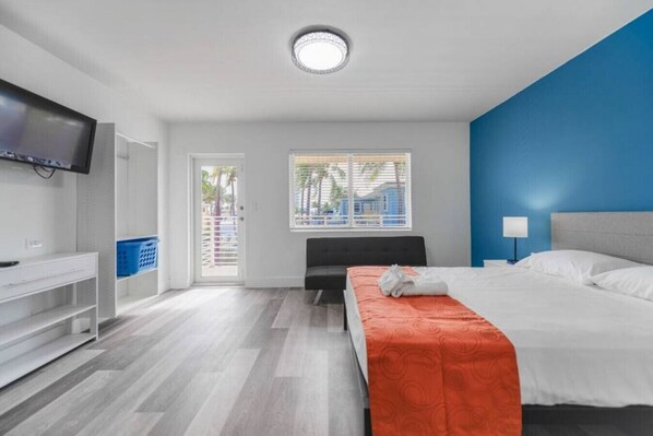 1 habitación, escritorio, tabla de planchar con plancha y cuna de viaje 