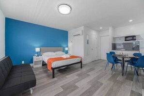 1 habitación, escritorio, tabla de planchar con plancha y cuna de viaje 