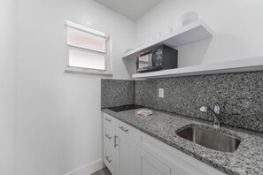 Micro-ondas, cooktop, cafeteira/chaleira, torradeira