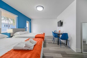 1 habitación, tabla de planchar con plancha y cuna de viaje 