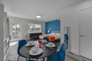 Dining - MARINER M44 · Amazing 1/1 Bedroom Steps away from the beach (Hollywood)